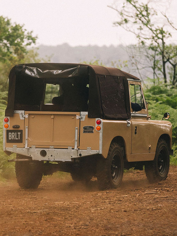 علامة بيرلوتي تضع بصمتها الخاصة على سيارة لاند روفر